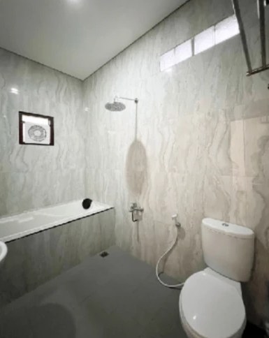 En-suite bathroom with shower