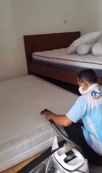 Deep-cleaning a mattress