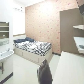 Standard room with bed and desk