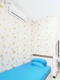 Suite room with bed and air conditioning