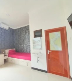 Suite XL room with sink and door